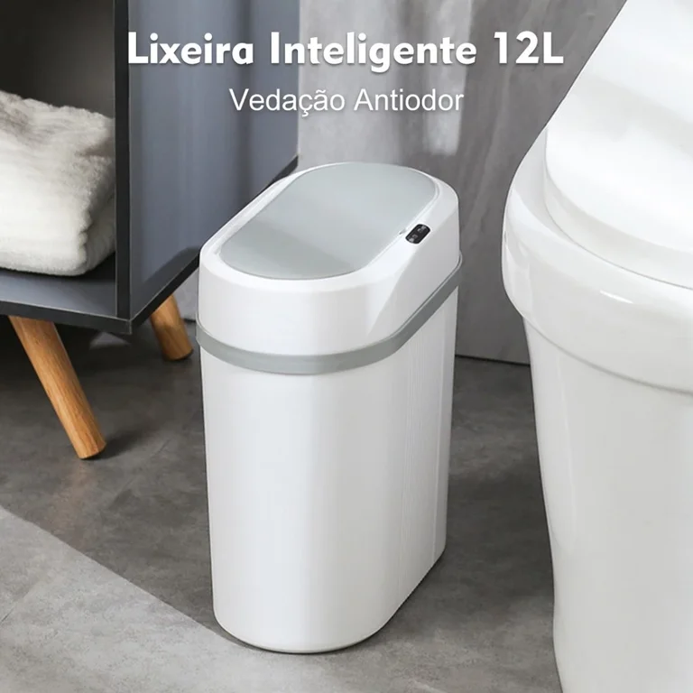 Lixeira automática branca com tampa, fotografada em um banheiro